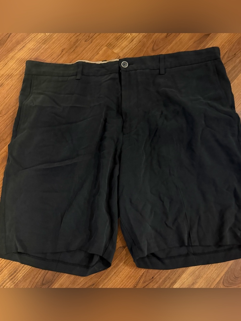 Tommy Bahama black flat front 9 inch shorts 100% 
Silk size 42